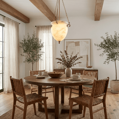 Hanger met ketting van albasten urn