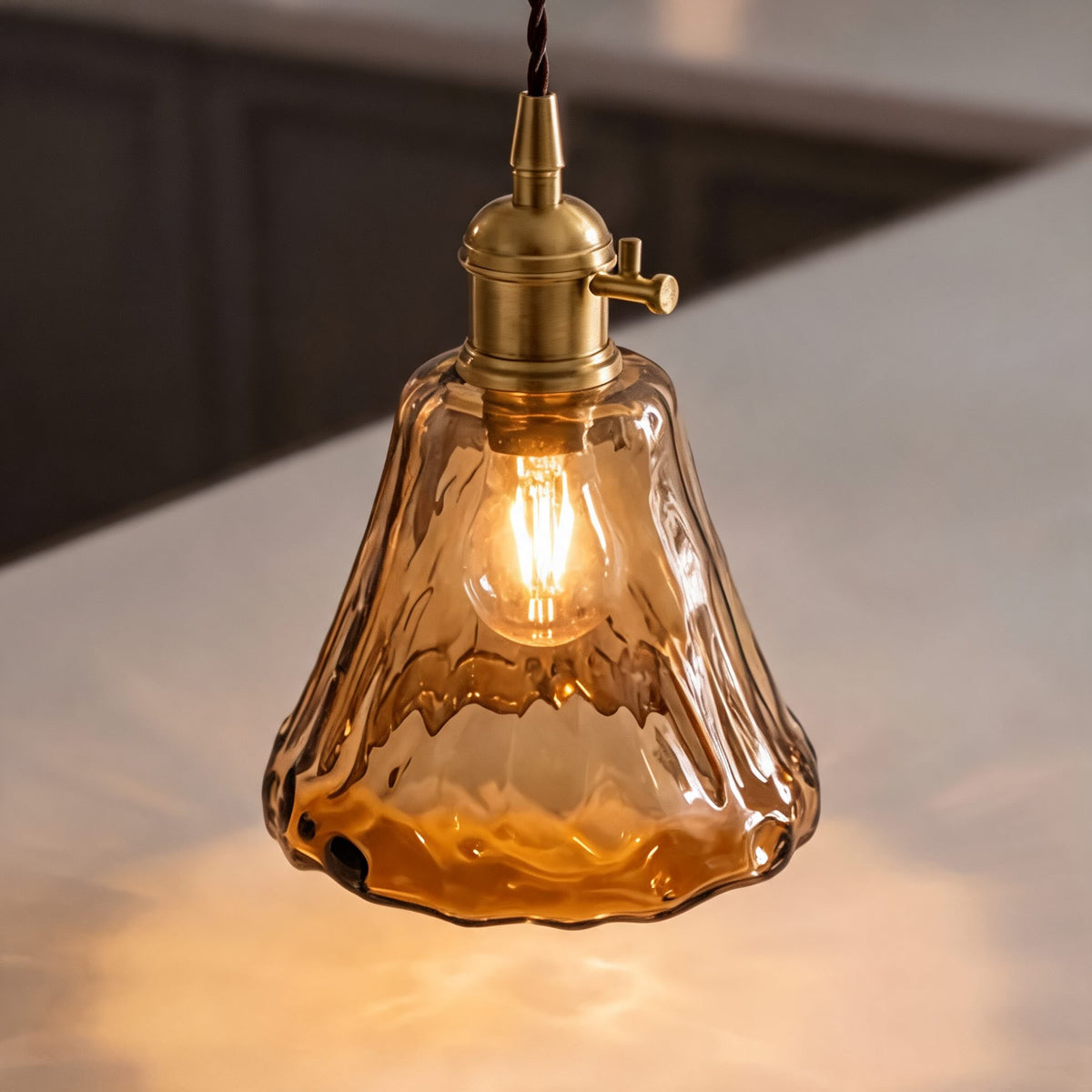 Vintage messingkleurige hanglamp met amberkleurig glas