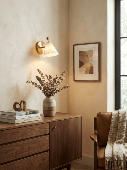 Alabasterkleurige wandlamp in kegelvorm