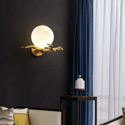 Wandlamp van albast met messingkleurige arm