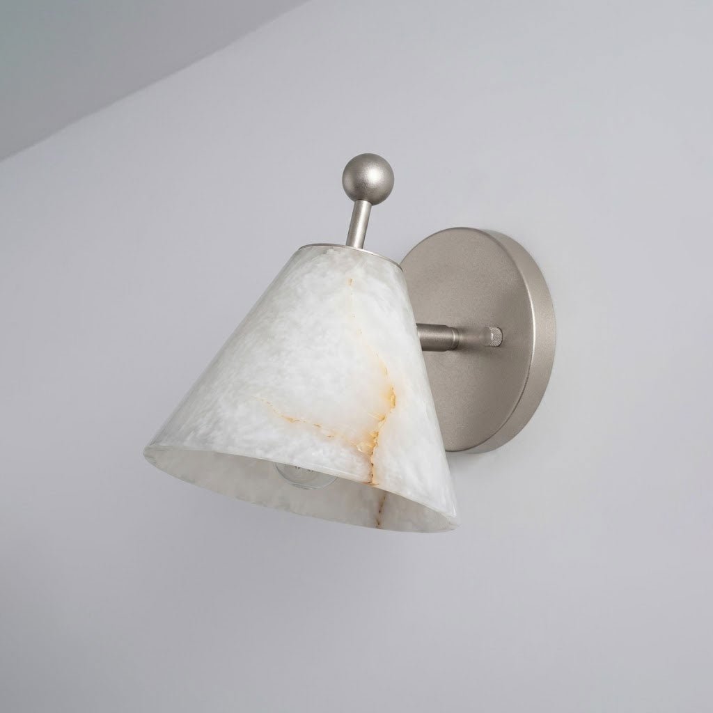 Alabasterkleurige wandlamp in kegelvorm