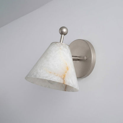 Alabasterkleurige wandlamp in kegelvorm