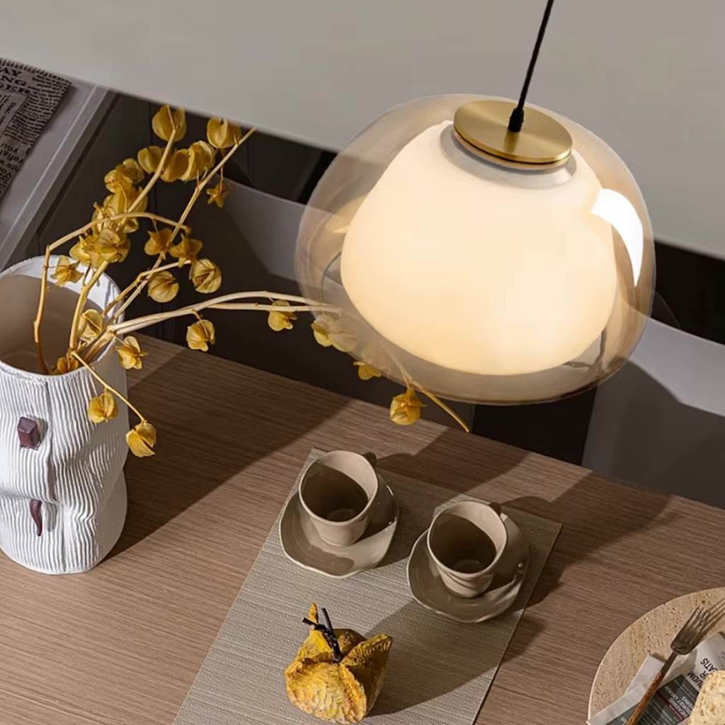 Hanglamp met getinte glazen koepel