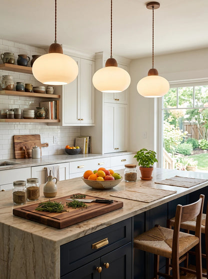 Hanglamp van melkglas en hout
