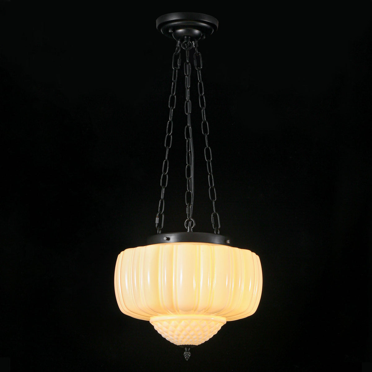 Geribde hanglamp van melkglas