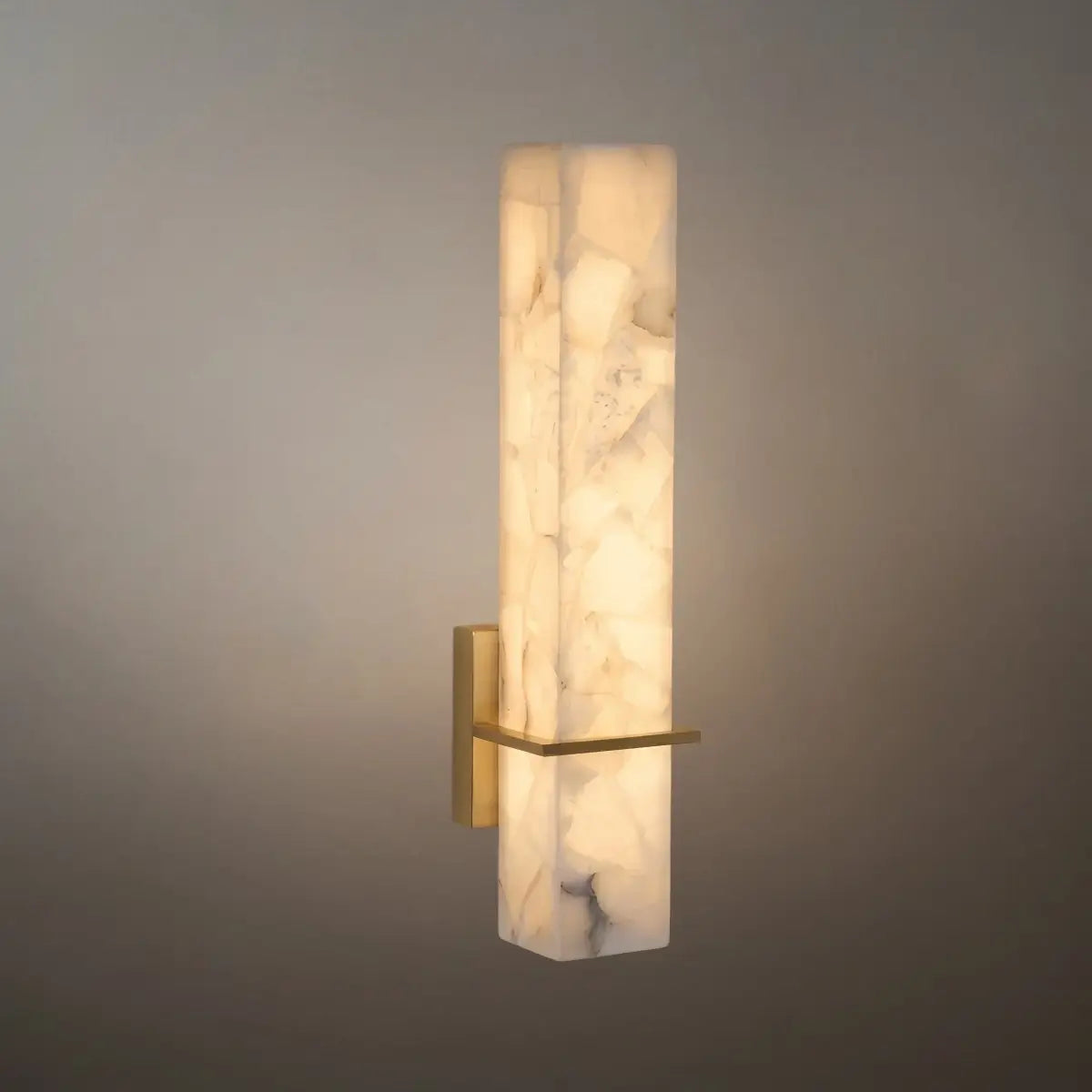 Kubusvormige wandlamp van albast en messing