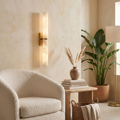 Slanke wandlamp met albasten balk