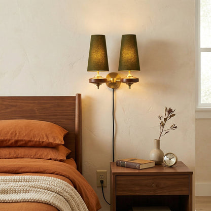 Wandlamp met stekker van walnoot en messing