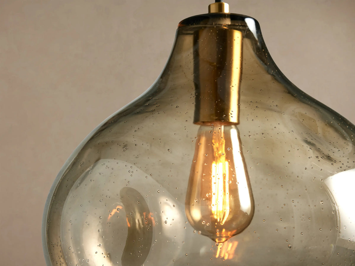 Hanglamp met bolvormige glazen kap met luchtbelletjes