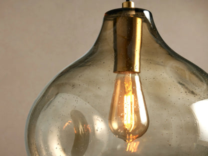 Hanglamp met bolvormige glazen kap met luchtbelletjes