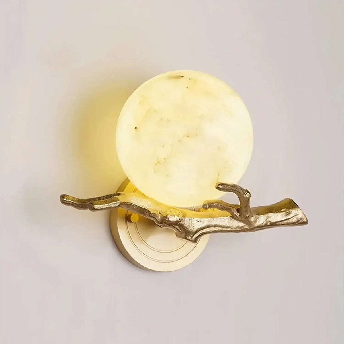 Wandlamp van albast met messingkleurige arm