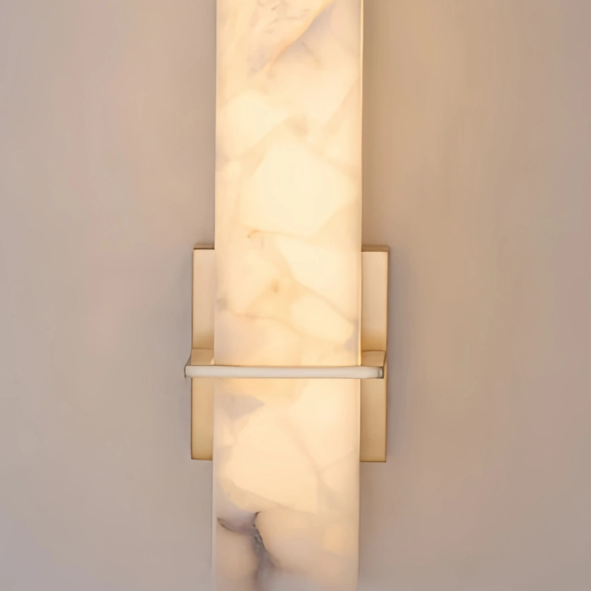 Kubusvormige wandlamp van albast en messing