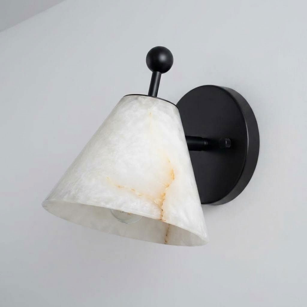 Alabasterkleurige wandlamp in kegelvorm