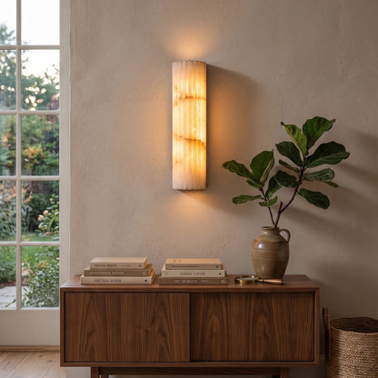 Minimalistische gegroefde albasten wandlamp Rivenna