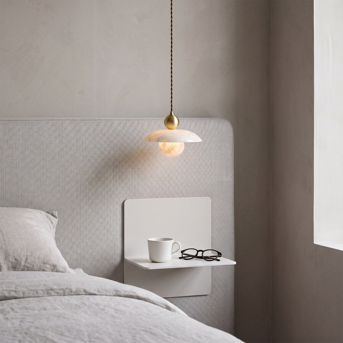 Messing hanglamp met albasten bol