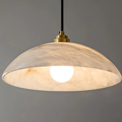 Hanglamp met koepel van gesneden albast en messing
