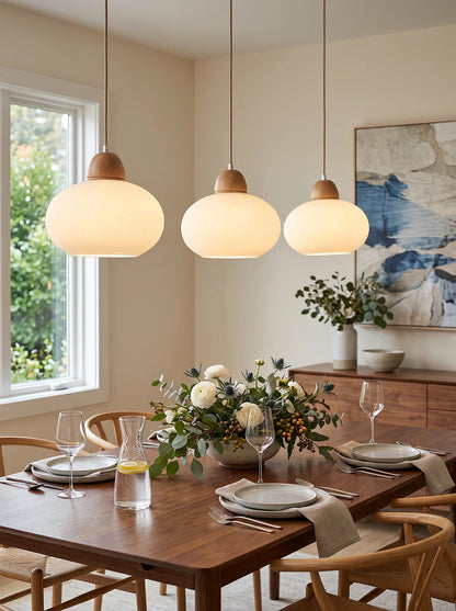 Hanglamp van melkglas en hout