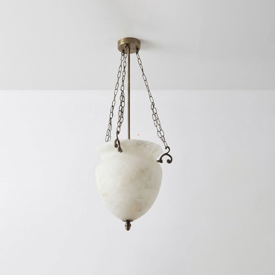 Hanger met ketting van albasten urn