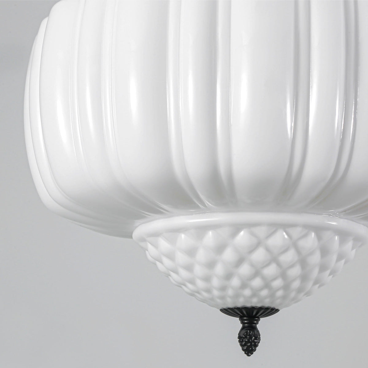 Geribde hanglamp van melkglas