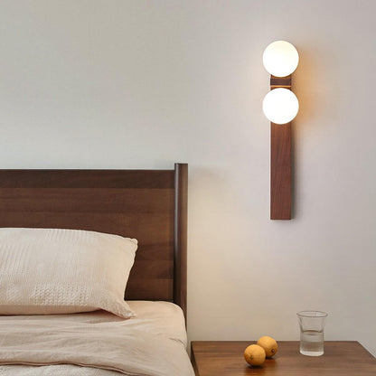 Dubbele wandlamp van hout met globes