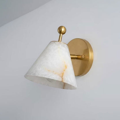 Alabasterkleurige wandlamp in kegelvorm