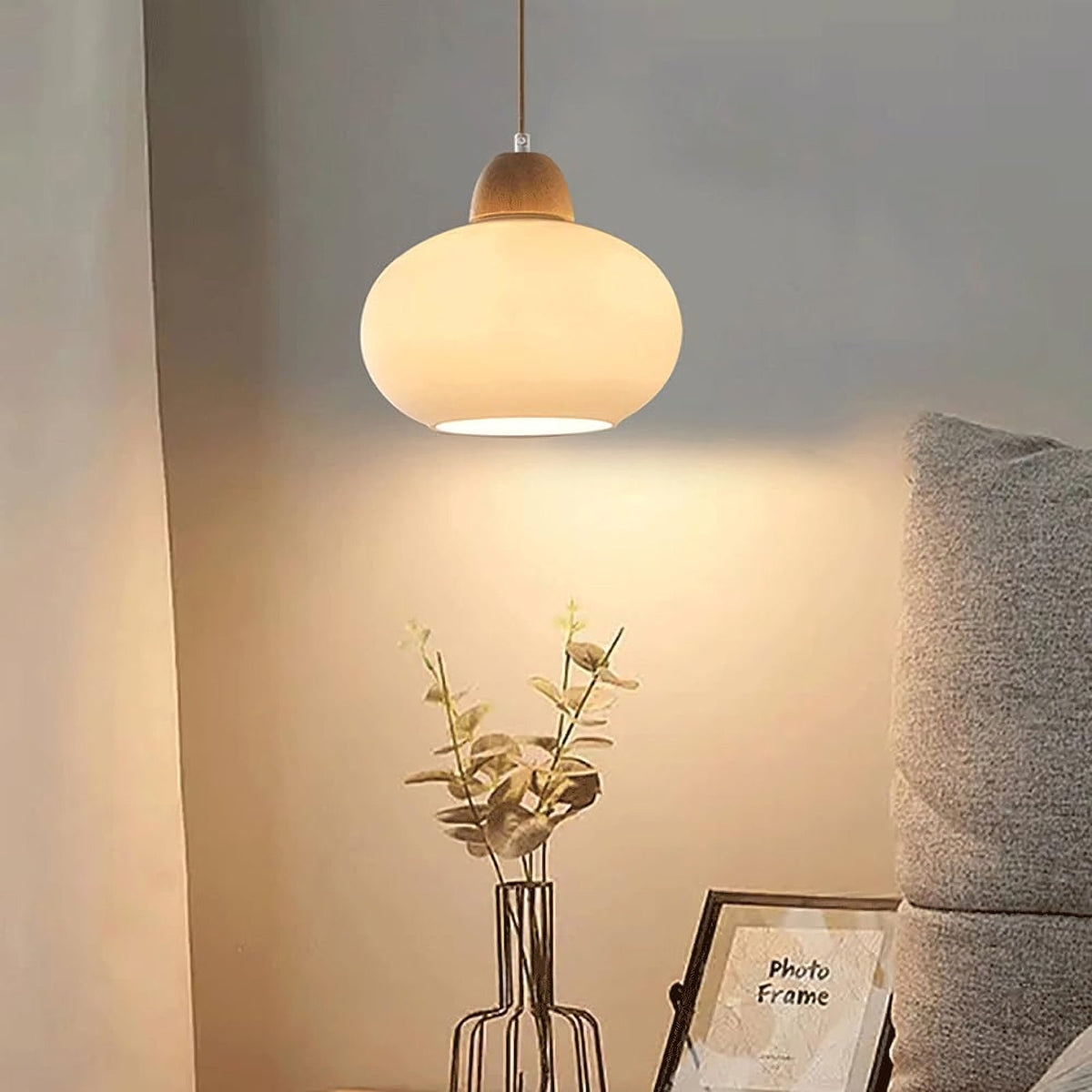 Hanglamp van melkglas en hout