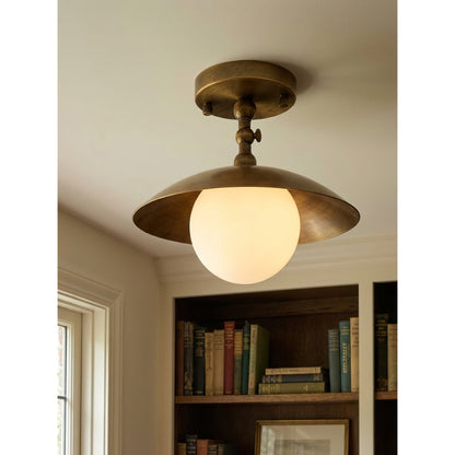 Messingkleurige half-inbouwplafondlamp met koepelshade