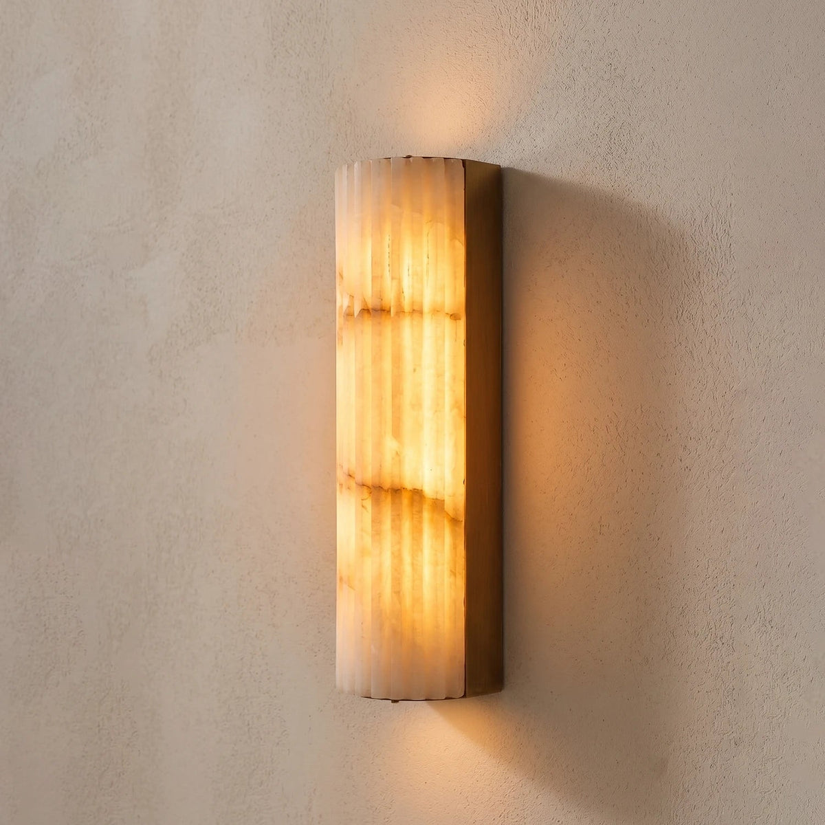 Minimalistische gegroefde albasten wandlamp Rivenna