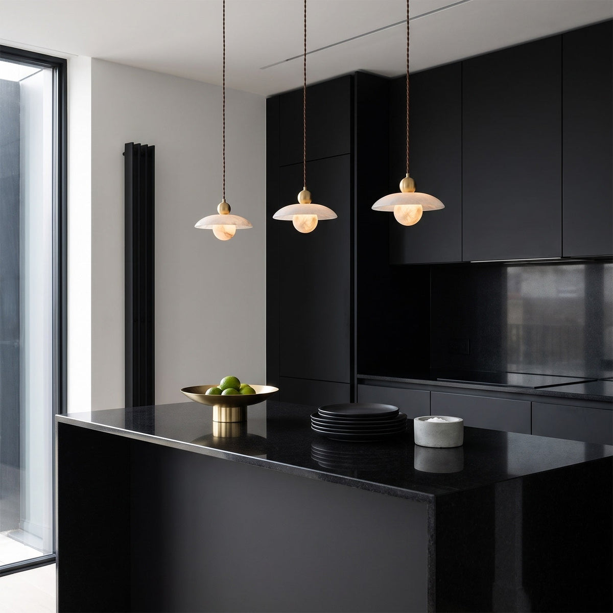 Messing hanglamp met albasten bol