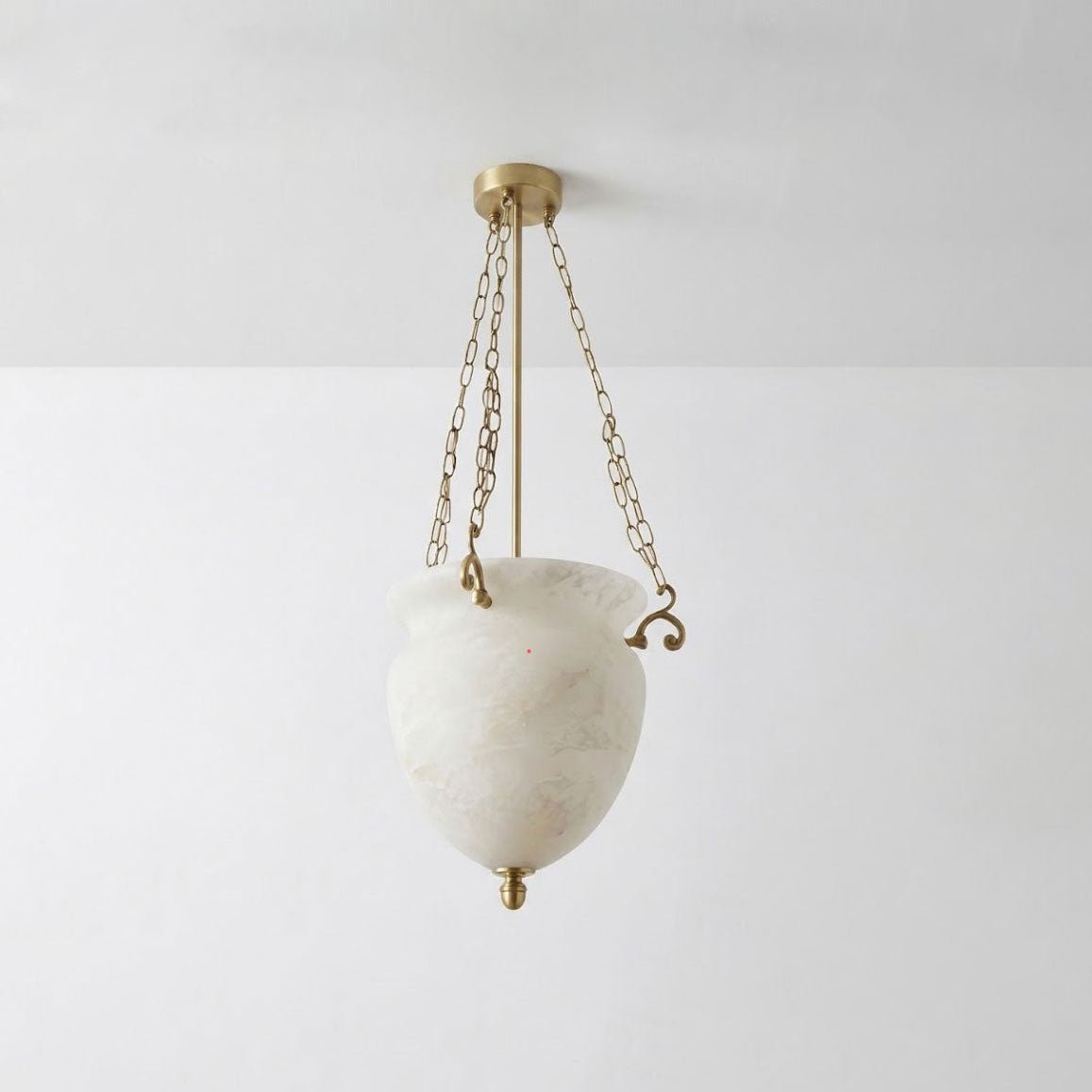 Hanger met ketting van albasten urn