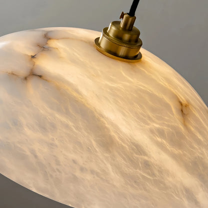 Hanglamp met koepel van gesneden albast en messing