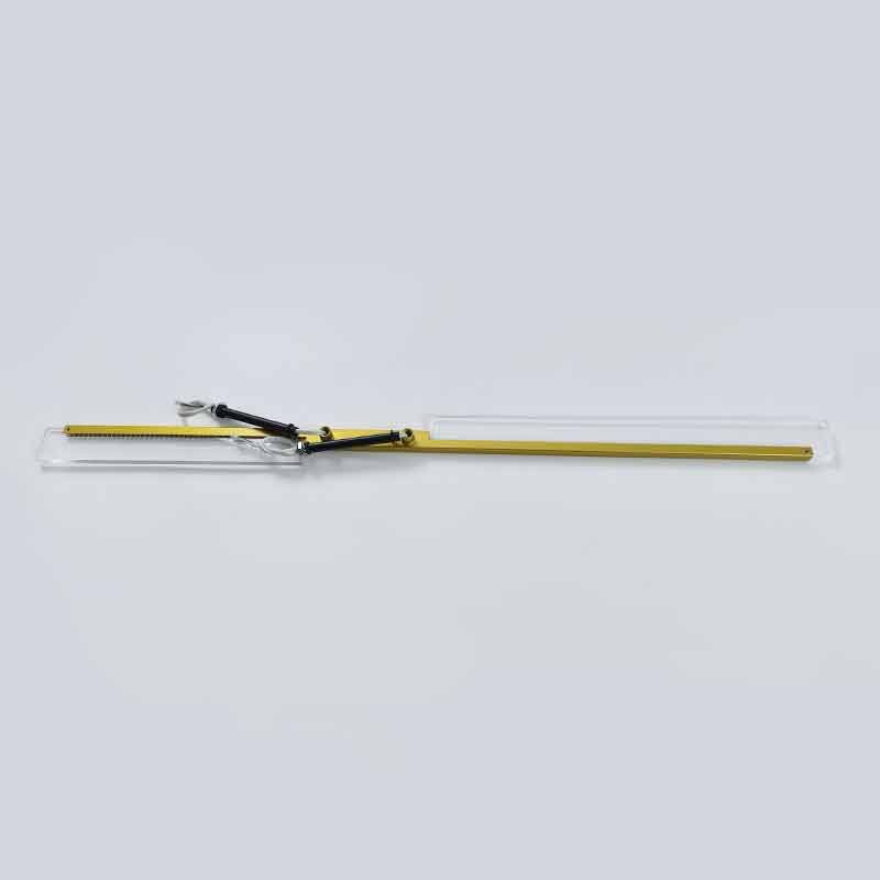 Goudkleurige lineaire plafondlamp met balken