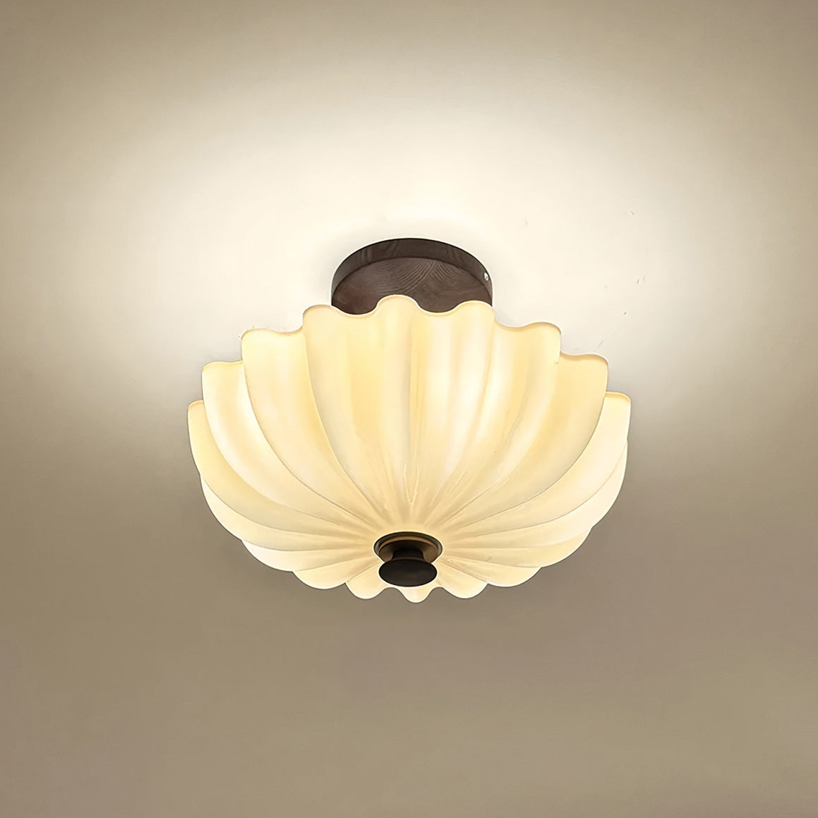 Half-inbouwlamp van hout en glas met geschulpte rand