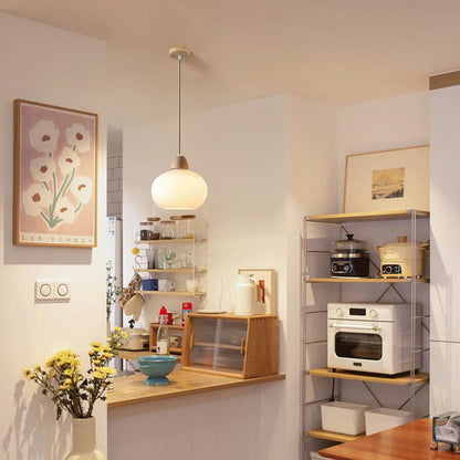 Hanglamp van melkglas en hout