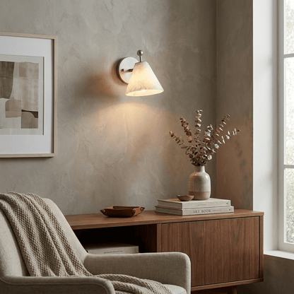Alabasterkleurige wandlamp in kegelvorm