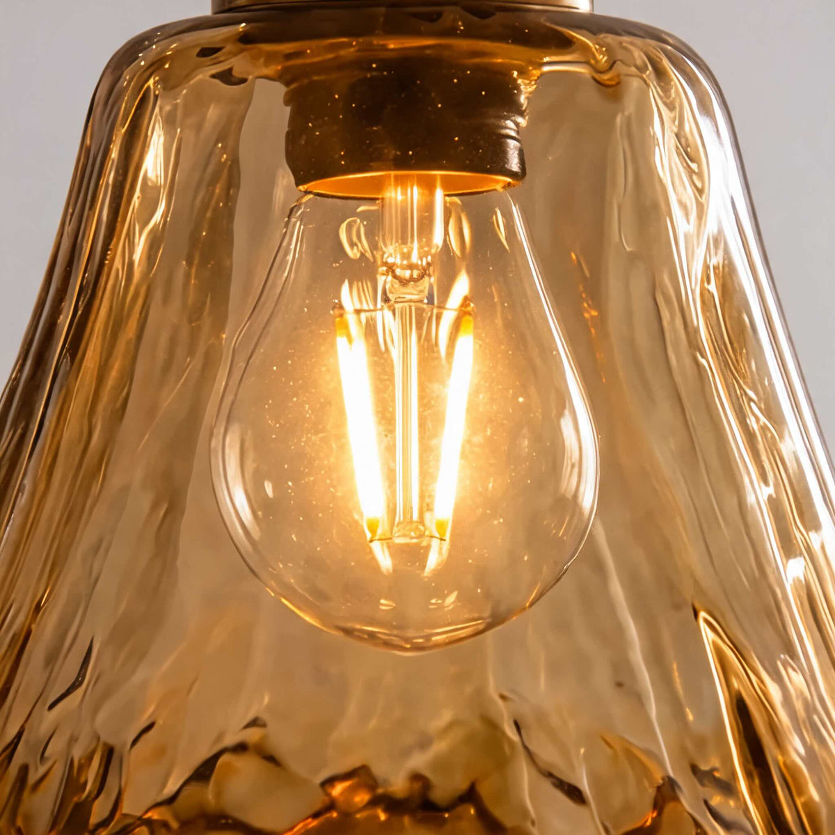 Vintage messingkleurige hanglamp met amberkleurig glas