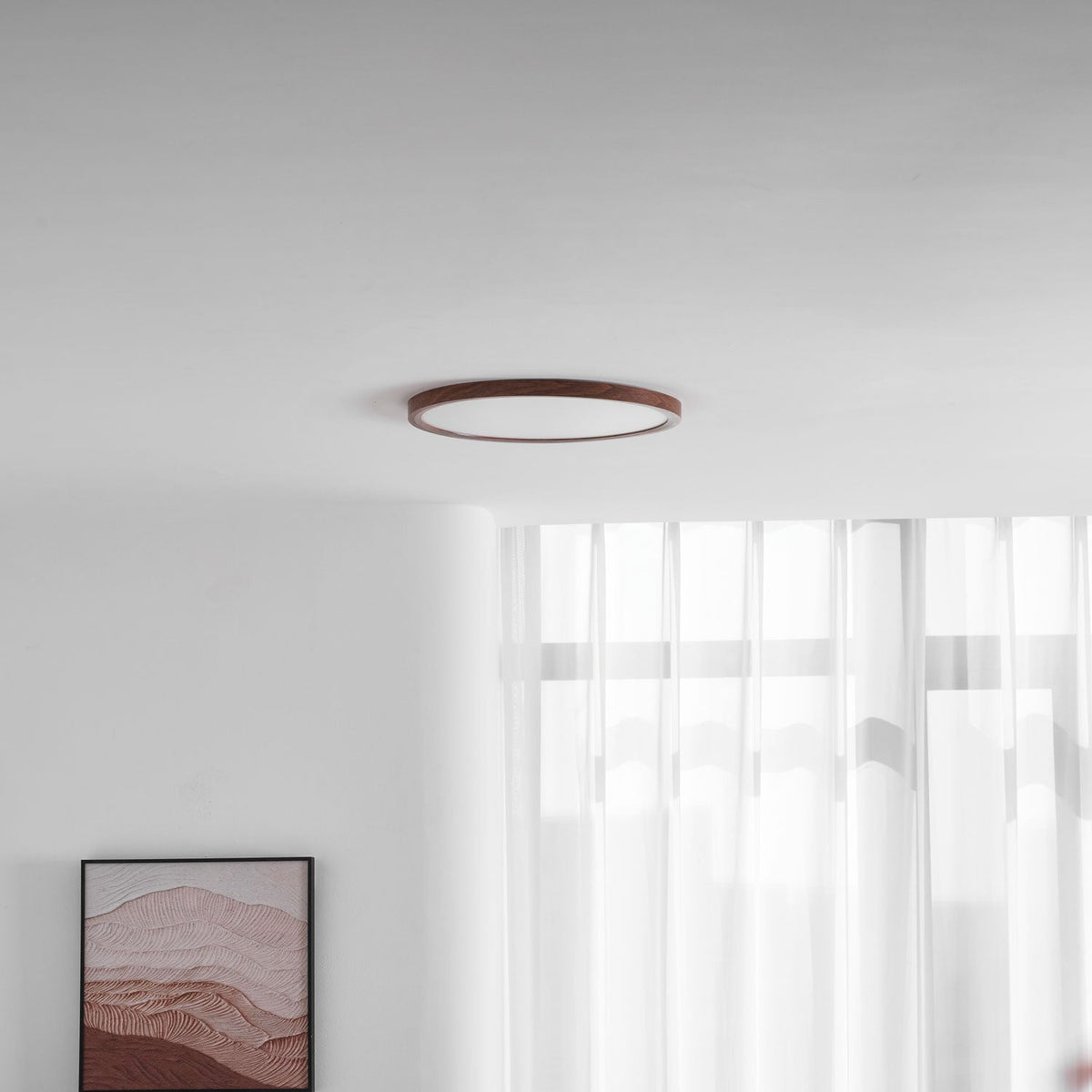 Slanke plafondlamp van walnoot met vlakke montage