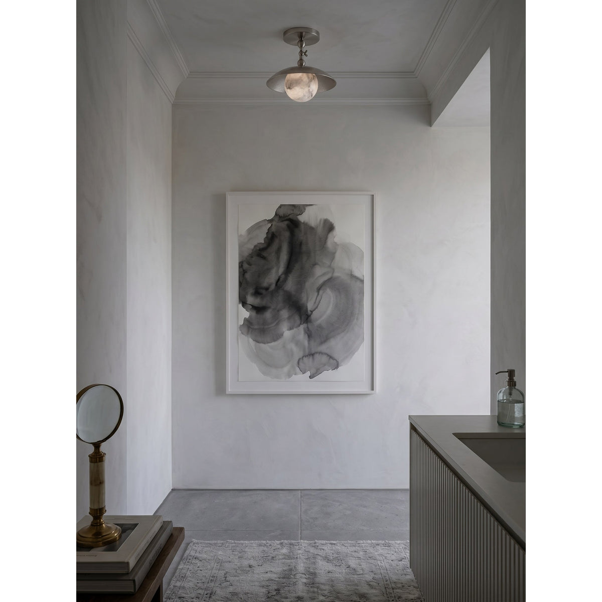 Platte plafondlamp met gehamerde koepel