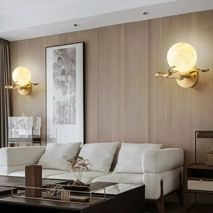 Wandlamp van albast met messingkleurige arm