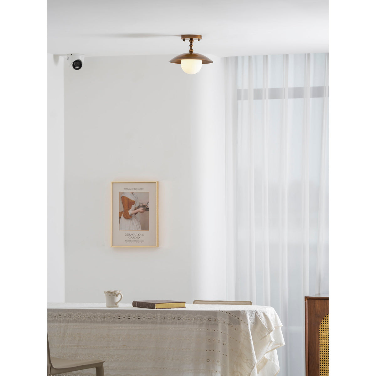 Messingkleurige half-inbouwplafondlamp met koepelshade