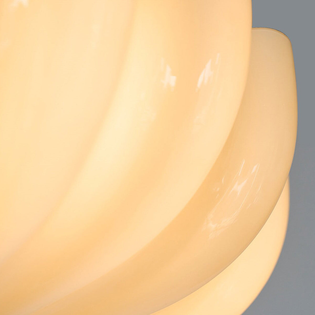 Half-inbouwlamp van hout en glas met geschulpte rand