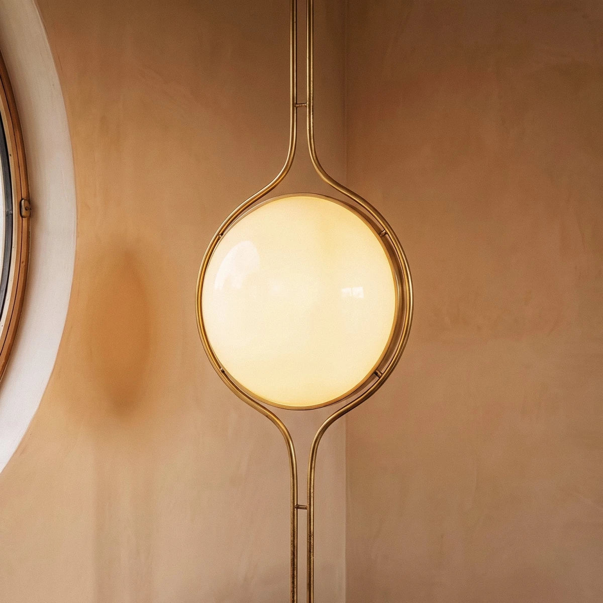 Pelvaro metalen lamp van vloer tot plafond in mid-century-stijl