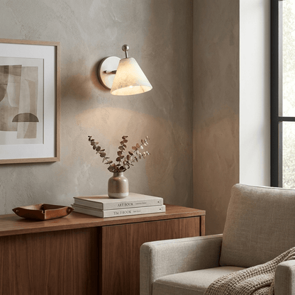 Alabasterkleurige wandlamp in kegelvorm