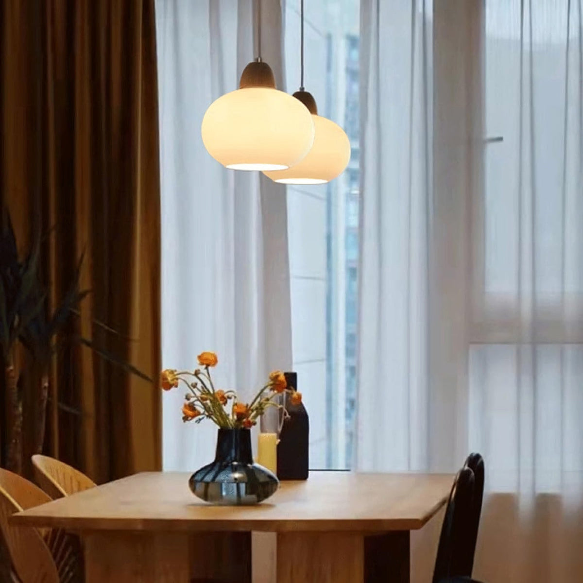 Hanglamp van melkglas en hout