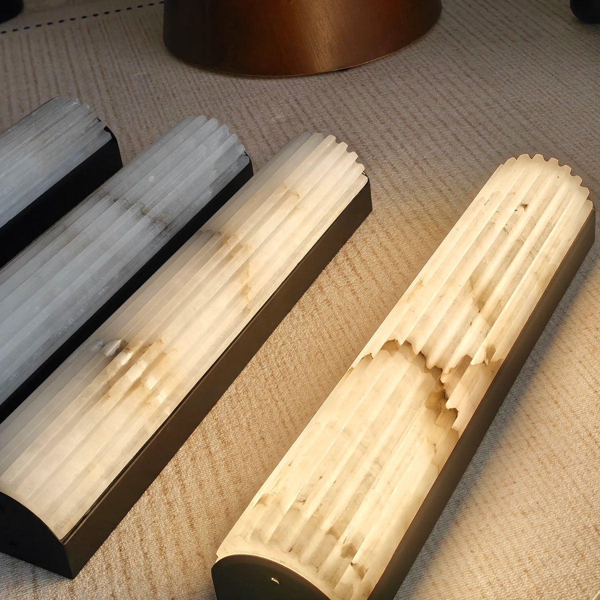 Minimalistische gegroefde albasten wandlamp Rivenna
