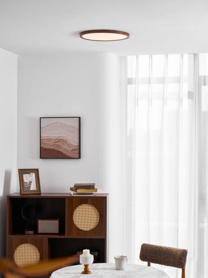 Slanke plafondlamp van walnoot met vlakke montage