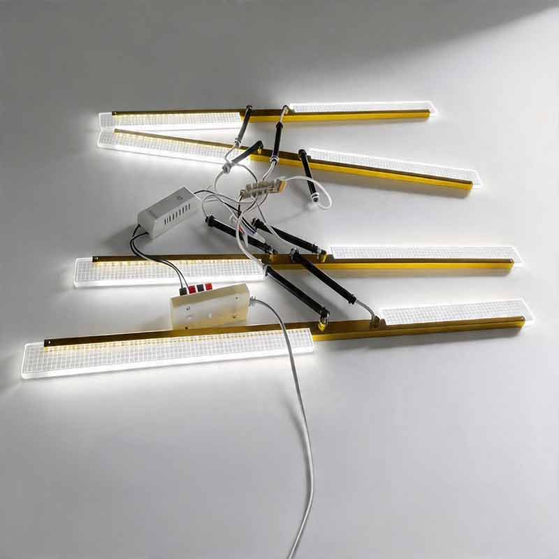 Goudkleurige lineaire plafondlamp met balken