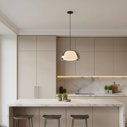 Hanglamp met getinte glazen koepel