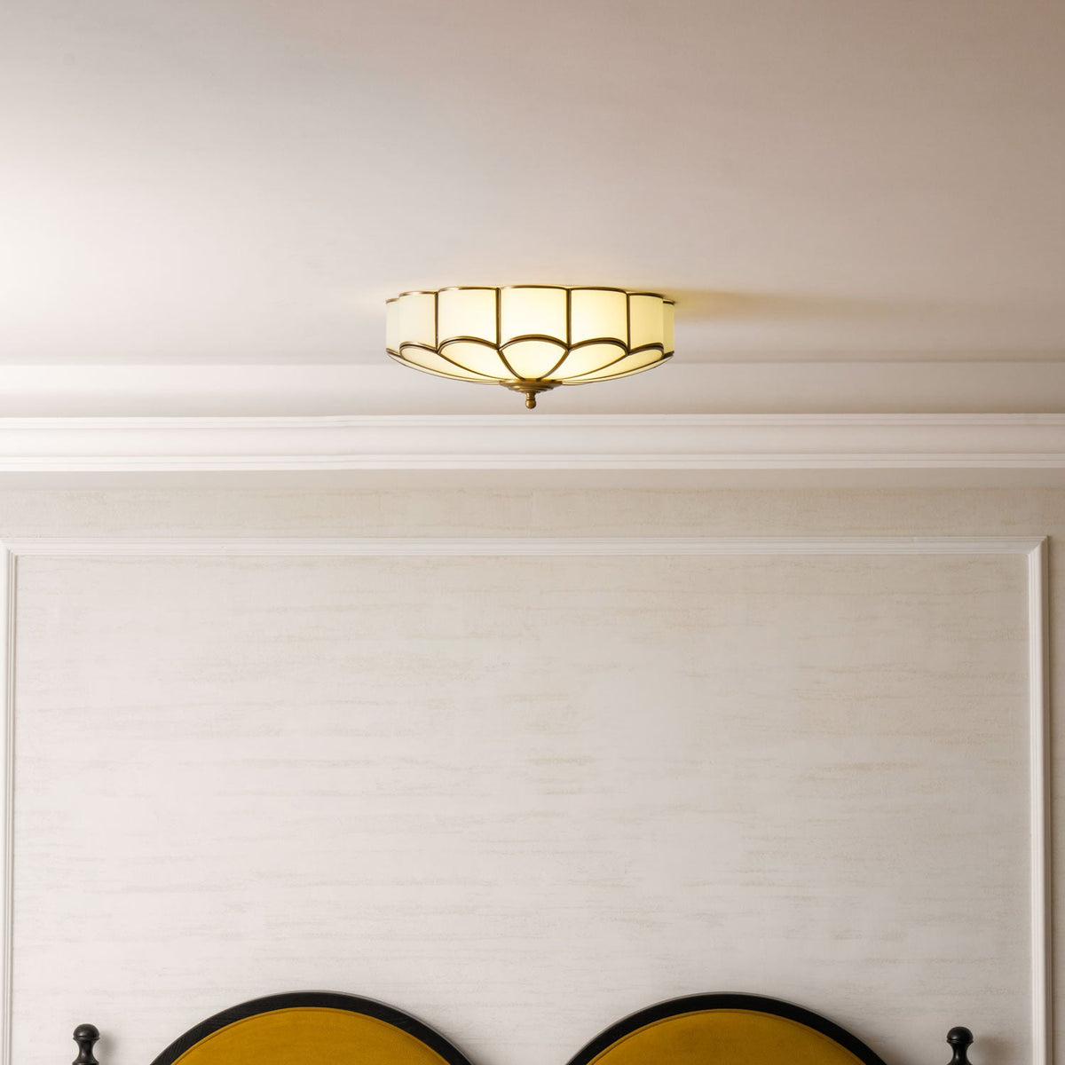Plafondlamp van bloembladglas