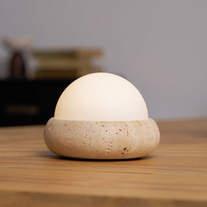 Orlando wabi-sabi-tafellamp van travertijn